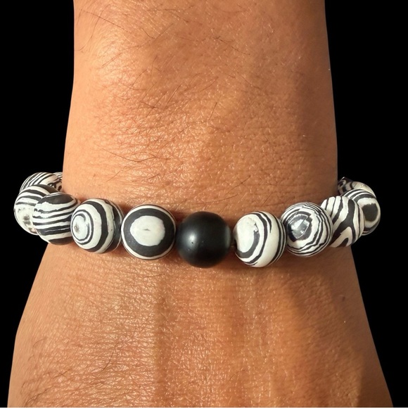 🦋 Handmade Black & White Malachite 8 mm Beaded Stretch Bracelet - Picture 7 of 8